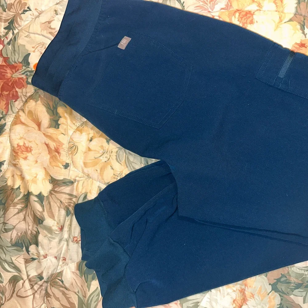Figs Navy Scrub Ensemble - Picture 4 of 9